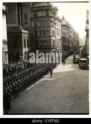 Lord Kitchener, im ersten Motorwagen, Ankunft an der Guildhall Hof [London], anlässlich seiner historischen Rede. Hon Stockfoto