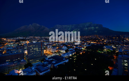 Night Time Image von Kapstadts Tafelberg in Sillouette mit Schüssel Stadtrand im Vordergrund Stockfoto