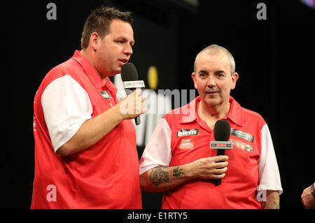 Phil Taylor und Adrian Lewis (England) bei der WM 2014 Darts in der Sport-Halle. Hamburg, 06.06.2014 Stockfoto