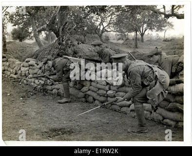 Das Foto zeigt einen Hörposten, der während des Ersten Weltkriegs den Graben in Frankreich verließ. Dieses Bild, das Teil der Sammlung des Canadian war Memorials Fund ist, enthält Szenen von Militärangehörigen der 15. Sikhs, 18. Lancers, Gurkhas und anderer Regimenter. Stockfoto