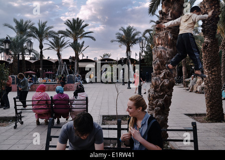 Touristen im Ort des Ferblantiers in Marrakesch, Marokko Stockfoto