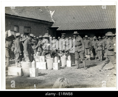 Das Bild zeigt Mitglieder des 9. Gurkhas, die während des Ersten Weltkriegs Rationen in einem französischen Bauernhaus in St. Floris, Frankreich, ziehen. Das Foto zeigt einen Moment des Alltags der Soldaten auf dem Feld und spiegelt ihre Pflichten und Interaktionen während des Krieges wider. Stockfoto