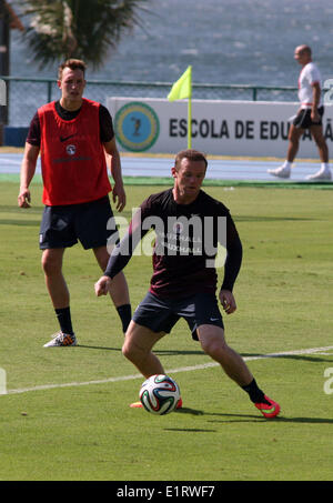 Rio De Janeiro, Brasilien. 9. Juni 2014. Wayne Rooney (R) und Phil Jones von England in Aktion während einer Trainingseinheit von der englischen Fußball-Nationalmannschaft in Rio De Janeiro, Brasilien, 9. Juni 2014. FIFA World Cup wird vom 12 Juni bis 13. Juli 2014 in Brasilien stattfinden. Foto: Florian Luetticke/Dpa/Alamy Live News Stockfoto