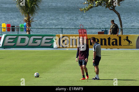 Rio De Janeiro, Brasilien. 9. Juni 2014. Wayne Rooney (L) von England während einer Trainingseinheit von der englischen Fußball-Nationalmannschaft in Rio De Janeiro, Brasilien, 9. Juni 2014. FIFA World Cup wird vom 12 Juni bis 13. Juli 2014 in Brasilien stattfinden. Foto: Florian Luetticke/Dpa/Alamy Live News Stockfoto