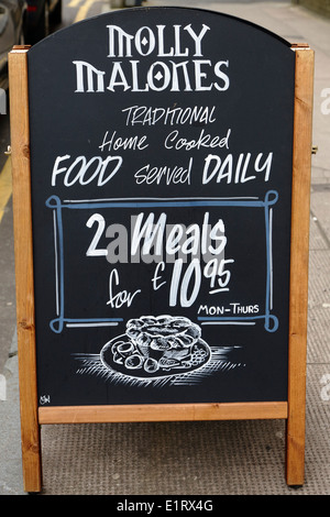 Ein Board Werbung Mahlzeiten im Molly Malones Pub in Glasgow City Centre, Schottland, UK Stockfoto