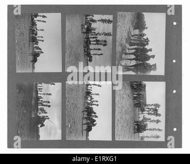 Ein Foto des Canadian war Memorials Fund, Band 2, zeigt Soldaten der 15. Sikhs, 18. Lancers, 2/2 Gurkhas, 39. Garhwalis und anderer Regimenter während des Ersten Weltkriegs. Das Bild zeigt Indianereinheiten in St. Floris, Frankreich, und zeigt Soldaten, die an verschiedenen Aktivitäten beteiligt sind, wie Jats am Spiel und Sikhs, die religiöse Gesänge singen. Das Bild liefert eine historische Aufzeichnung der Kriegserfahrungen dieser Soldaten. Stockfoto