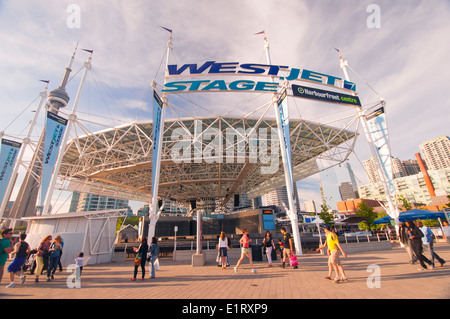 TORONTO, Kanada - 31. Mai 2014: The WestJet Stage am Harbourfront Centre ist eine 1.300 Sitzplätzen im freien Konzerthalle. Stockfoto