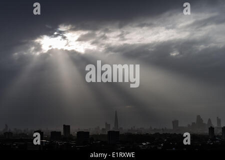 London, UK. 9. Juni 2014. Dramatische Abendsonne rays über London City. Forecatsers gewarnt, dass das warme Wetter heute Gewitter heute Abend nachgeben könnte. Bildnachweis: Guy Corbishley/Alamy Live-Nachrichten Stockfoto