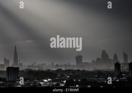 London, UK. 9. Juni 2014. Dramatische Abendsonne rays über London City. Forecatsers gewarnt, dass das warme Wetter heute Gewitter heute Abend nachgeben könnte. Bildnachweis: Guy Corbishley/Alamy Live-Nachrichten Stockfoto