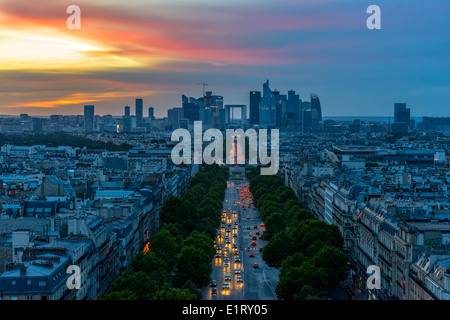 La Defense bei Sonnenuntergang vom Arc de Triomphe aus gesehen Stockfoto