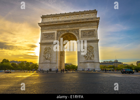 Arc de Triomphe bei Sonnenuntergang in Paris, Frankreich Stockfoto