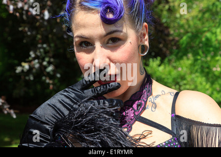 Junge Frau, die Teilnahme an der West End Festival und Faschingsdienstag, gekleidet wie ein Goth, Glasgow, Schottland, UK Stockfoto