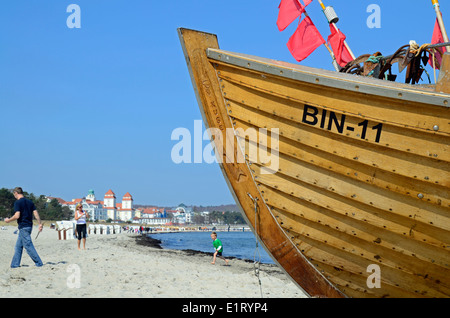 Angelboot/Fischerboot am Strand von Binz Ruegen Deutschland Stockfoto