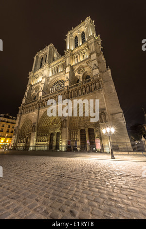 Beleuchtete Notre-Dame in der Nacht in Paris, Frankreich Stockfoto