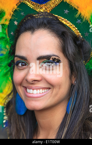 Attraktive junge Frau, gekleidet traditionellen brasilianischen Karneval Kostüm, Teilnahme an West End Festival, Glasgow Schottland Stockfoto