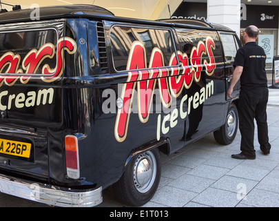 1976 Black Mars Ice Cream Promotion VW Volkswagen Business Wohnmobil Typ Fahrzeug in Cardiff, Wales, UK Stockfoto