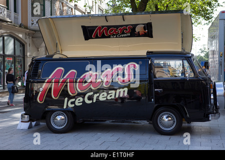 1976 70er Jahre Black Mars Ice Cream Werbeartikel VW Volkswagen Business Camper Typ Fahrzeug in Cardiff Stadtzentrum, Wales, Großbritannien Stockfoto