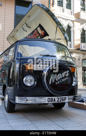 1976 Black Mars Ice Cream Promotion VW Volkswagen Business Wohnmobil Typ Fahrzeug in Cardiff, Wales, UK Stockfoto