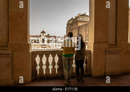 Turin, Italien. 8. Juni 2014. Italien Piemont Venaria Reale der Reggia Performance Stühle Landschaft. Mit geschlossenen Augen, einen Weg in den Gärten und im Inneren des Palastes zur Entdeckung der eine innere Landschaft mit den Klängen, die entweder aus der Umgebung induziert die über Kopfhörer. Bildnachweis: Wirklich einfach Star/Alamy Live-Nachrichten Stockfoto