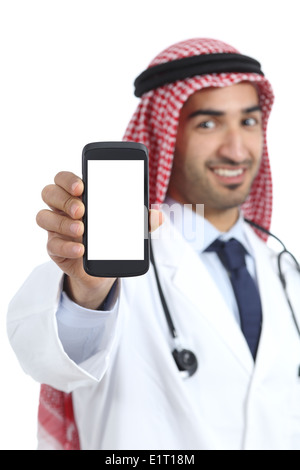 Saudi arabische Emirate Mann zeigt eine leere Smartphone-app auf einem weißen Hintergrund isoliert Stockfoto