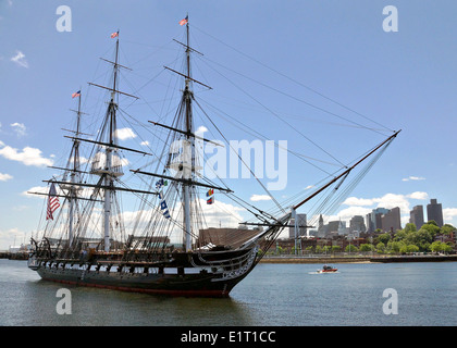 USS Constitution bekommt im Gange im Hafen von Boston für ihre Frühling Turnaround Kreuzfahrt mit 400 Besucher an Bord 6. Juni 2014 in Boston, MA. Stockfoto