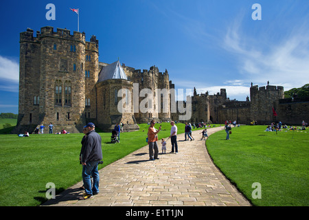 Alnwick Castle, entnommen in der Vorburg, wo Harry Potter gedreht wurde. Stockfoto