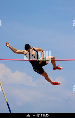 Britischer Leichtathlet Jack Phipps löscht die Bar bei einem treffen sich bei Mt Sac in Walnut, Kalifornien Stockfoto