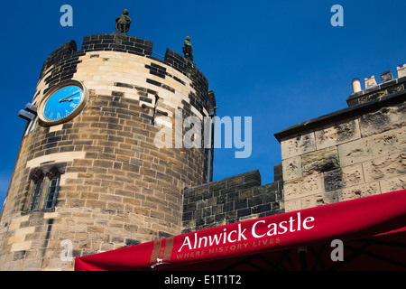 Alnwick Castle Innenhof mit Uhrturm, wo Harry Potter gedreht wurde Stockfoto