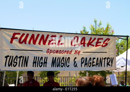 Ein Trichter Kuchenplatte gesponsert von einer lokalen Schulen musikalische Abteilung bei einem Straßenfest in Südkalifornien Tustin Stockfoto