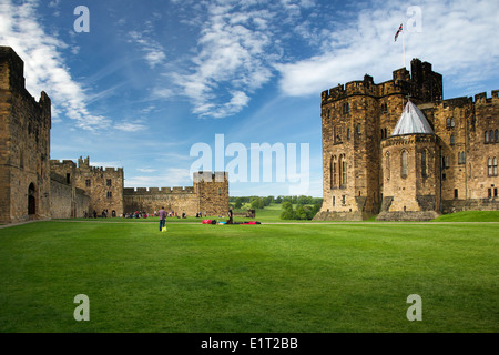 Vorburg in Alnwick Castle, wo Harry Potter gedreht wurde Stockfoto