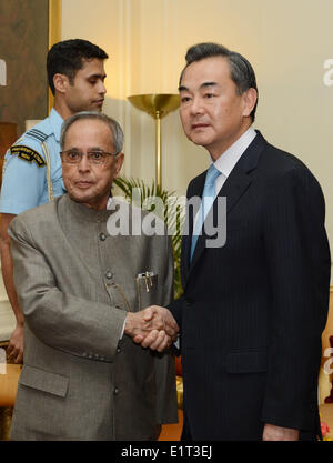 Neu-Delhi, Indien. 9. Juni 2014. Foto bereitgestellt von indischen Ministerium für auswärtige Angelegenheiten am 9. Juni 2014 zeigt indischen Präsidenten Pranab Mukherjee (L vorne) Begegnung mit dem Besuch der Sondergesandten des chinesischen Staatspräsidenten Xi Jinping, Chinese Foreign Minister Wang Yi (R) in New Delhi, der Hauptstadt von Indien. Bildnachweis: Xinhua/Alamy Live-Nachrichten Stockfoto