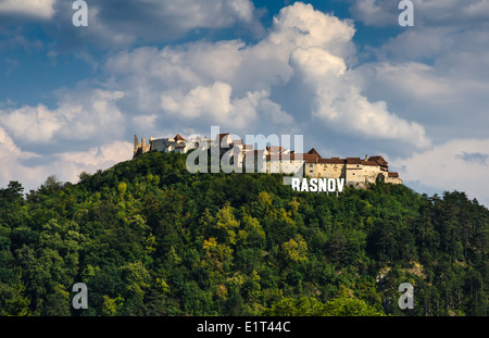 Rasnov Zitadelle ist ein historisches Denkmal und Wahrzeichen in Rumänien. Es entstand als Teil des Verteidigungssystems von Siebenbürgen. Stockfoto