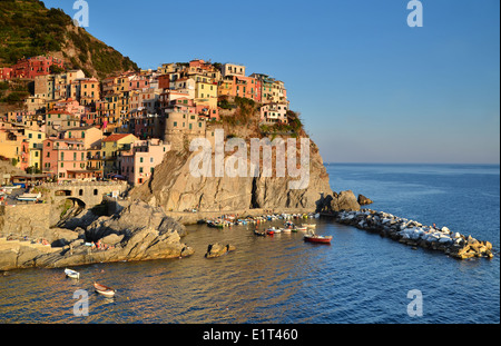 Eine Ansicht von Manarola, eines der fünf Dörfer der Cinque Terre an der italienischen Mittelmeerküste Stockfoto