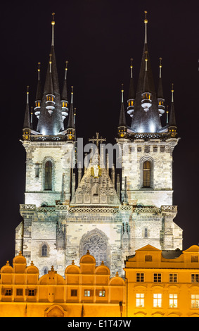 Eines der Symbole der Prag, Kirche der Muttergottes von Tyn, mit gotischen Fassade und 80 Meter Türme Stockfoto