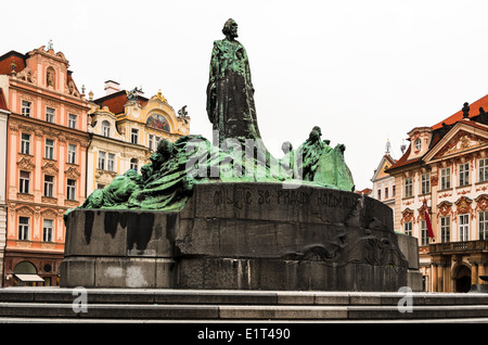 Altstädter Ring steht der massive Denkmal der religiösen Reformer und tschechischen Held, Jan Hus. Prag, Tschechische Republik Stockfoto