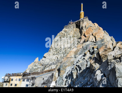 Die Aiguille du Midi (3.842 m) ist Berg im Mont-Blanc-Massiv in den französischen Alpen mit Panoramablick-Plattform nach Chamonix Stockfoto