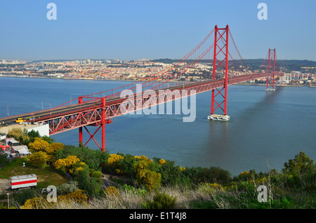 25 de Abril Bridge ist eine Hängebrücke verbindet die Stadt Lissabon an die Gemeinde von Almada, über Tejo-Fluss Stockfoto
