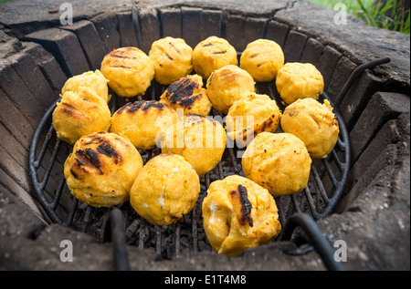 Rumänische traditionelle geräucherte und gegrillte Polenta mit Käse, genannt "Bulz". Spezifische Siebenbürgen, Rumänien. Stockfoto