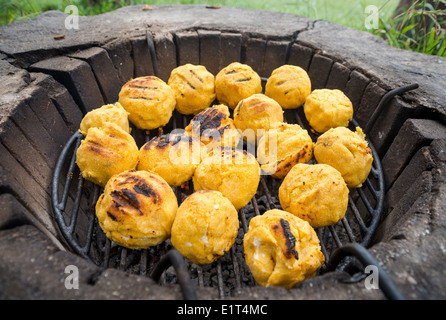 Rumänische traditionelle geräucherte und gegrillte Polenta mit Käse, genannt "Bulz". Spezifische Siebenbürgen, Rumänien. Stockfoto