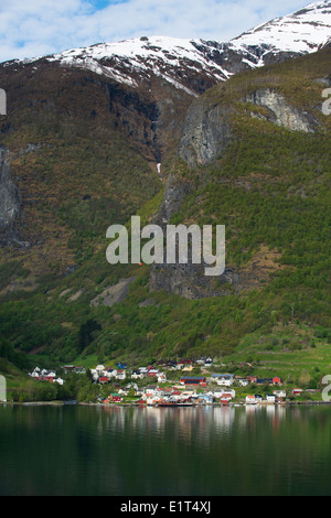 Dorf am Rande des Aurlandsfjords im Frühjahr, vor Sognefjord, Norwegen Stockfoto