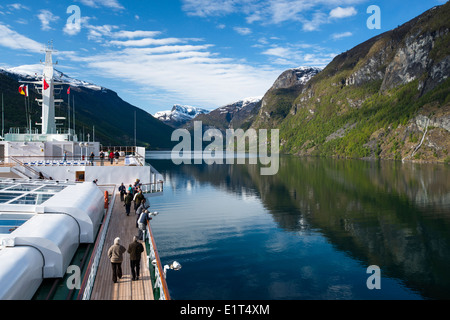 Aurlandsfjords im Frühjahr, vor Sognefjord, Norwegens angesehen vom Deck des MV Arcadia, Kreuzfahrtschiff Stockfoto