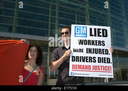 Detroit, Michigan, USA.  Demonstranten vor General Motors Sitz am Vortag der GM Hauptversammlung Gerechtigkeit für Opfer getötet wegen fehlerhafter Zündung schaltet, und Arbeitnehmer verletzt im GM Werk in Kolumbien. Bildnachweis: Jim West/Alamy Live-Nachrichten Stockfoto