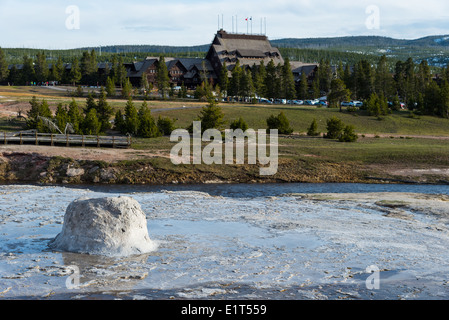 Der Beehive Geysir Old Faithful Inn im Hintergrund. Yellowstone-Nationalpark, Wyoming, USA. Stockfoto