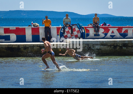 junge Männer sind in split Kroatien Bacvice Picigin spielen. Picigin ist ein traditionelles Spiel, die ihren in Bacvice split Dalmatien Ursprung Stockfoto