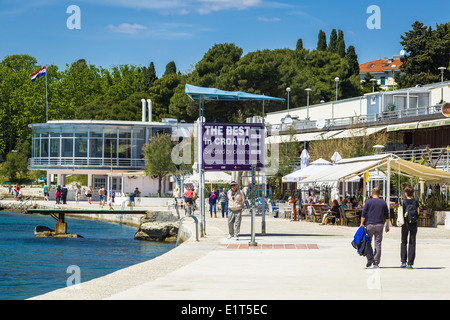 der Strand Bacvice in Schlitz ist Kroatien ein beliebter Ort für Touristen und Einheimische, die Besichtigung der Stadt Stockfoto