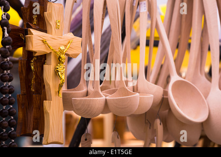 Ein hölzernes Kreuz ist verkauft an einem Stand in der Sudamja Straßenmarkt in Split Riva in Kroatien, Dalmatien Stockfoto