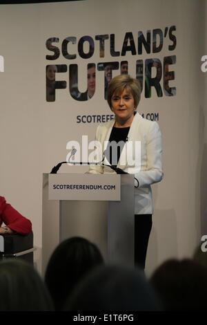 Edinburgh, Großbritannien. 9. Juni 2014. Schottische Deputy First Minister Nicola Sturgeon spricht bei der All-Frauen schottischen Schrank Veranstaltung anlässlich den 100-Tage-Countdown für das Referendum über die schottische Unabhängigkeit in Edinburgh, Schottland, Großbritannien, 9. Juni 2014. Nicola Sturgeon am Montag beschrieben wie Unabhängigkeit die Leben von Einzelpersonen, Familien und Gemeinschaften in ganz Schottland an der ersten All-Frauen schottischen Schrank Veranstaltung anlässlich den 100-Tage-Countdown für das Referendum über die schottische Unabhängigkeit verbessern kann. Bildnachweis: Guo Chunju/Xinhua/Alamy Live-Nachrichten Stockfoto