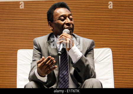 Sao Paulo, Brasilien. 9. Juni 2014. Ehemaliger brasilianischer Fußballspieler, Edson Arante Do Nascimento "Pele" eine Konferenz für die Einführung der portugiesischen Version des Index für ein besseres Leben in Sao Paulo, Brasilien, am 9. Juni 2014 teilnehmen. Bildnachweis: Marco Ambrosio/AGENCIA ESTADO/Xinhua/Alamy Live-Nachrichten Stockfoto