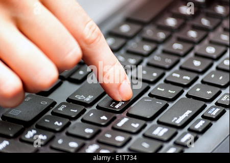 Finger-Taste auf der Tastatur Stockfoto