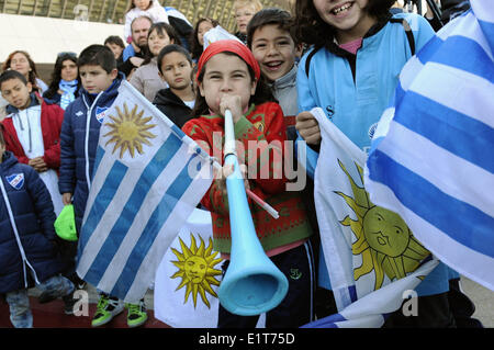 Montevideo, Uruguay. 9. Juni 2014. Befürworter der Uruguays Fußball-Nationalmannschaft sehen Spieler aus nach 2014 FIFA Fussball-Weltmeisterschaft Brasilien, in der Carrasco International Airport, in Montevideo, der Hauptstadt von Uruguay, am 9. Juni 2014. Bildnachweis: Nicolas Celaya/Xinhua/Alamy Live-Nachrichten Stockfoto